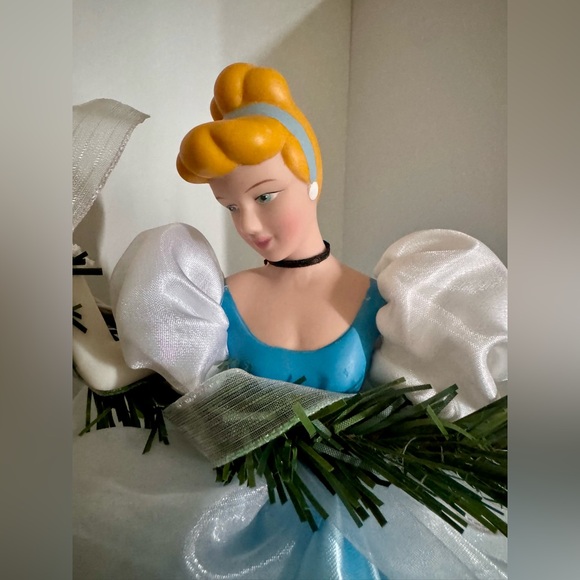 Walt Disney’s Cinderella Light Up Christmas Tree Topper 🎄 - Picture 2 of 12